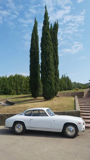 Vintage Lancia Flaminia Coupe Parked Outdoors Wallpaper