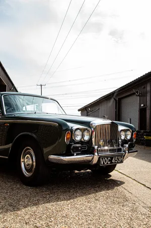 Vintage Luxury - Classic Bentley T1 Wallpaper