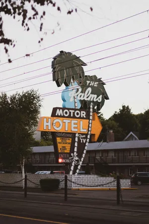 Vintage Palms Motor Hotel Sign Wallpaper