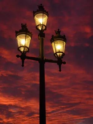 Vintage Street Lamp At Dusk Wallpaper