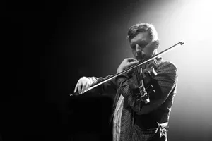 Violinistin Spotlight Monochrome Wallpaper