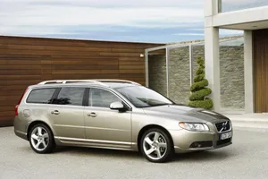 Volvo V70 - Stunning Elegance In Motion Wallpaper