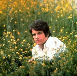 Warren Beatty In A Classic Hollywood Moment Wallpaper