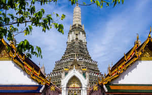 Wat Arun With Blue Sky Wallpaper