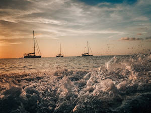 Waves And Ships In Honduras Wallpaper