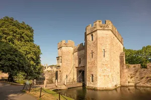 Wells Bishop's Palace Gatehouse Sunny Day Wallpaper