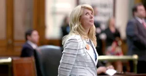 Wendy Davis Looks Up Wallpaper