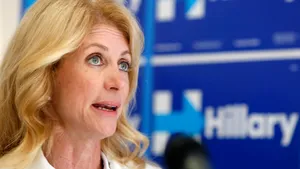 Wendy Davis Speaking At Clinton Supporters Event Wallpaper