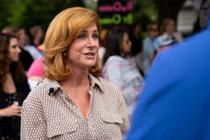 Wendy Davis Speaking With A Person Wallpaper