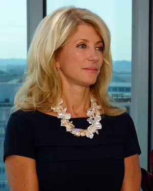 Wendy Davis Sporting A Shell Necklace Wallpaper