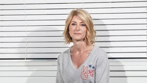 Wendy Davis Wearing Gray Shirt Wallpaper