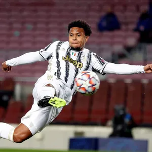 Weston Mc Kennie Juventus Mid Air Kick Wallpaper