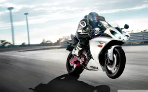 White Yamaha Yzf-r6 Bikes Wallpaper