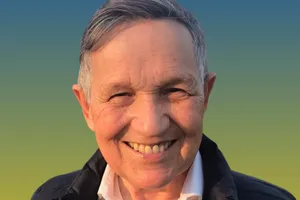 Wide Smiling Face Of Dennis Kucinich Wallpaper