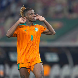 Wilfried Zaha Wearing Orange Uniform Wallpaper