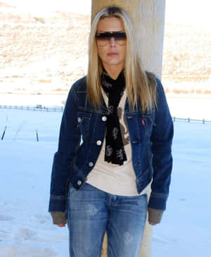 Winter Fashion Woman Snow Background Wallpaper