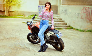 Woman Sitting Duke 125 Ktm Bike Wallpaper