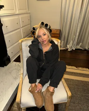 Womanin Hair Rollersand Casual Outfit Wallpaper