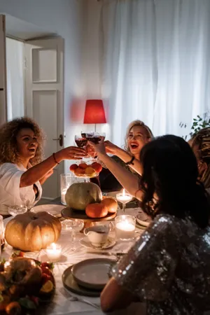 Women Toasting On Thanksgiving Day Wallpaper
