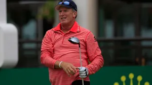 Woody Austin Wearing Long-sleeved Shirt Wallpaper