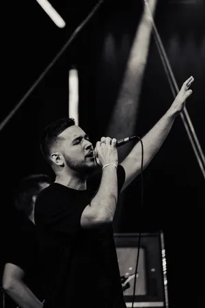 Worship_ Leader_ Singing_ Passionately.jpg Wallpaper