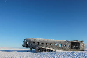 Wrecked Plane In Desert Wallpaper