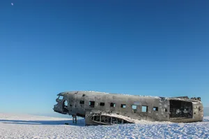 Wrecked Plane In Desert Wallpaper