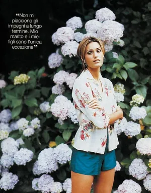 Yasmin Le Bon Flourishing In Fashion Wallpaper