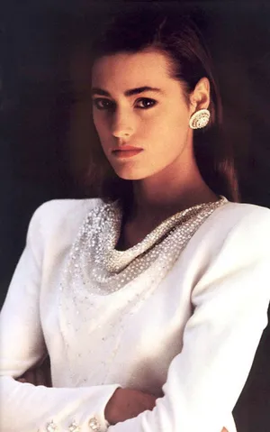 Yasmin Le Bon Glamorous Pose Wallpaper