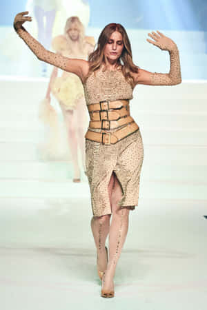 Yasmin Le Bon Glows In An Elegant Evening Attire Wallpaper