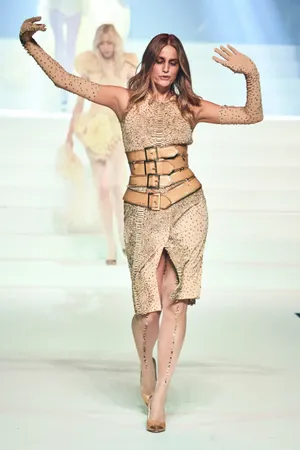 Yasmin Le Bon Glows In An Elegant Evening Attire Wallpaper