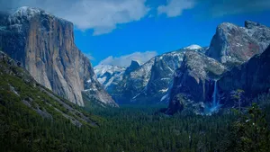 Yosemite Mountain Valley Wallpaper