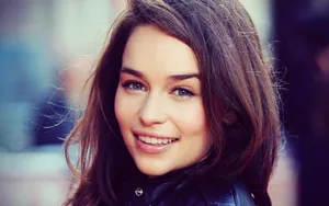 Young Actress Emilia Clarke Wallpaper