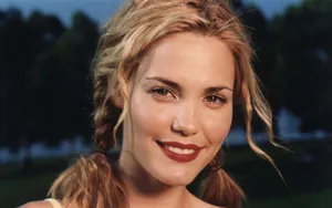 Young Actress Leslie Bibb Smile Wallpaper