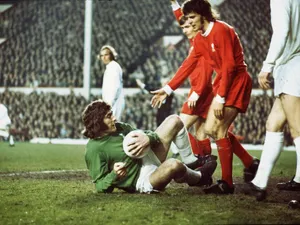 Young Football Players Pat Jennings Versus Peter Cormack Wallpaper