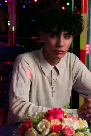 Young Manat Partywith Floral Centerpiece Wallpaper