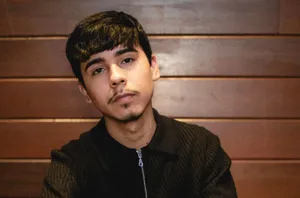 Young Manin Black Zippered Sweater Wallpaper