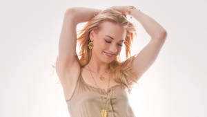 Yvonne Strahovski In Beige Camisole And Gold Pendant Wallpaper