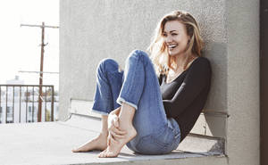 Yvonne Strahovski In Black Shirt And Jeans Wallpaper