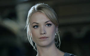 Yvonne Strahovski Pursing Her Lips Wallpaper