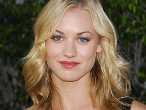 Yvonne Strahovski Smiling Wallpaper