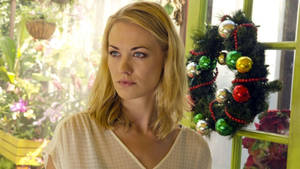 Yvonne Strahovski With Christmas Wreath Wallpaper