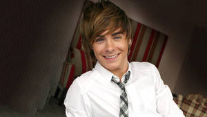 Zac Efron Grinning Brightly Wallpaper